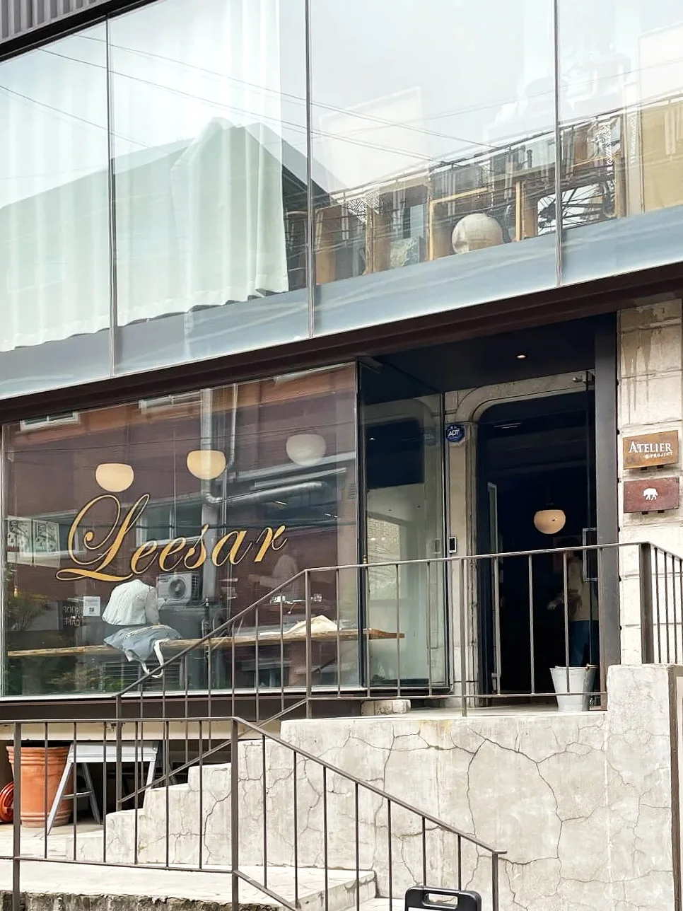 Street façade and gold Leesar lettering at the Cheongdam branch